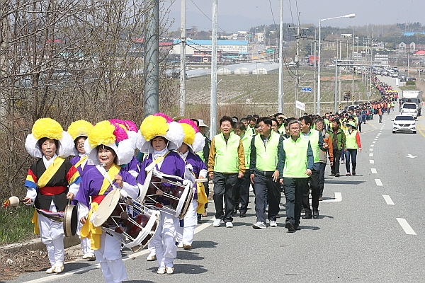 지난 16일 농협이 전국에서 ‘풍년농사 지원 전국동시 스타트 업’ 행사를 개최한 가운데 전북 익산시 삼기면 행사에서 김병원 농협중앙회장과 참가자들이 풍년 기원 행진으로 긴 행렬을 만들며 눈길을 끌었다.