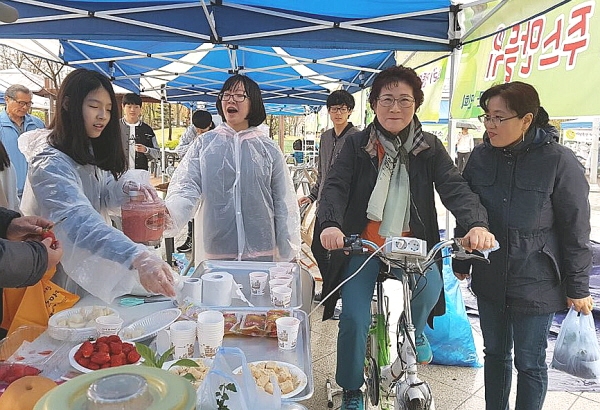 ‘농촌사랑·경기미사랑 체험 한마당’ 행사 참가자들이 자전거를 굴려 얻어진 전기로 과일음료를 만드는 체험을 하고 있다.