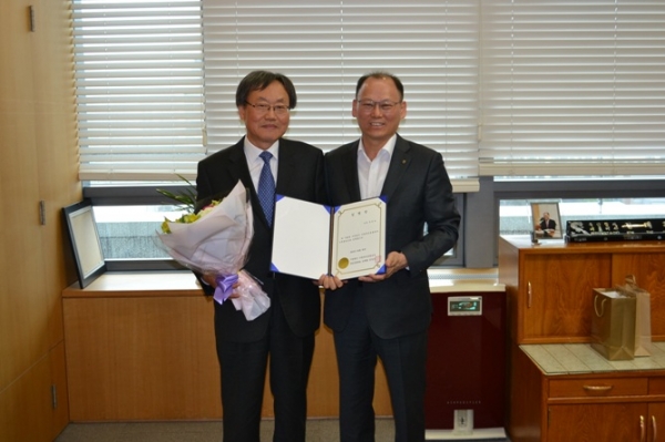 안승일 나눔축산운동본부 사무총장(왼쪽)과 김태환 농협 축산경제 대표이사.