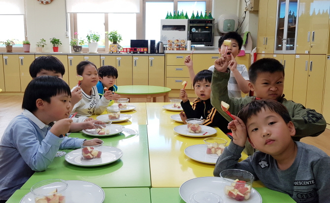 농협 경제지주는 지난 14일부터 안성시 초등학교 돌봄교실에 조각과일(컵) 공급을 시작했다.