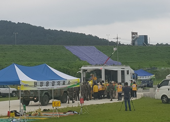 지난 16일 한국농어촌공사는 충남 논산시 탑정저수지에서 '2018 재난대응 안전한국훈련'을 실시해 농업기반시설에 대한 재난대응역량을 강화했다. 한국농어촌공사 제공