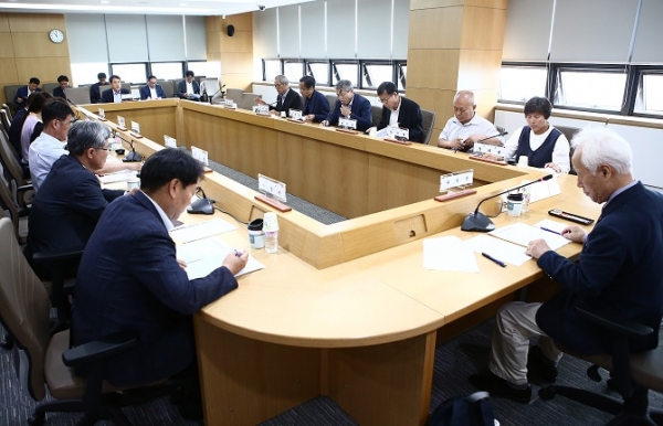 지난달 31일 전남 나주 본사에서 개최된 제2회 ‘KRC 개혁위원회’는 불합리한 관행 혁신을 위한 논의를 진행하며 개선 의지를 다졌다. 한국농어촌공사 제공