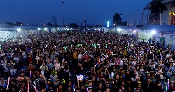 베트남 하노이에서 개최한 ‘K푸드페어’에 운집한 시민들이 한류스타들의 K-POP 공연을 관람하고 있다. aT 제공
