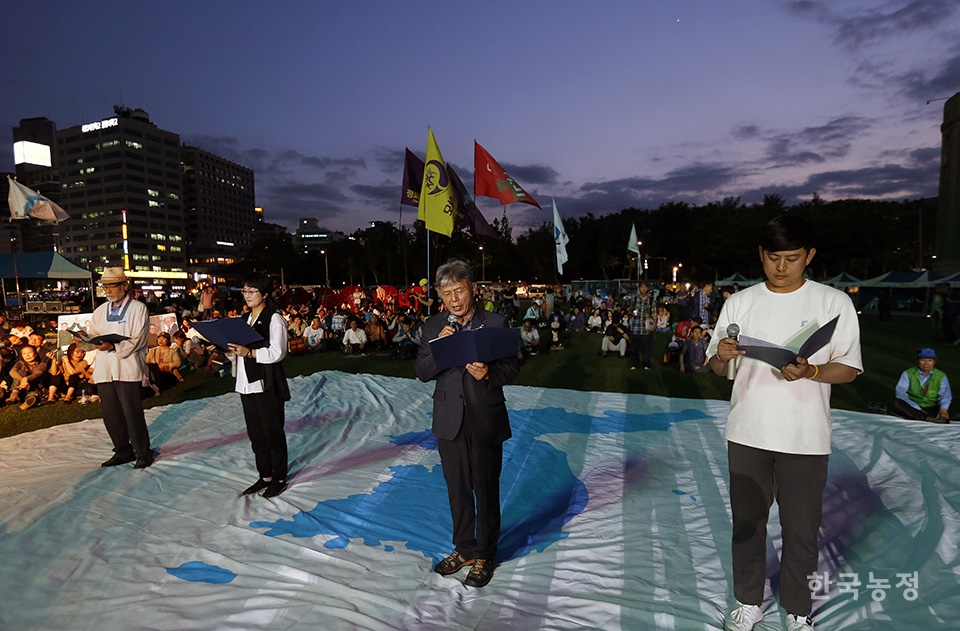 지난 15일 서울시청광장에서 열린 6.15공동선언 발표 18주년 기념대회에서 6.15남측위 대표들이 '6.15공동실천 민족공동위원회 결의문'을 발표하고 있다. 한승호 기자