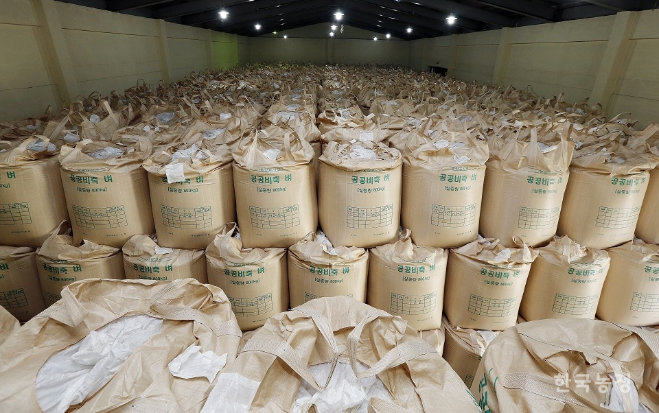 농림축산식품부가 산지쌀값 상승에 대비해 지난 15일 정부양곡 10만톤을 공매한다는 공고를 낸 가운데 6월 안에 TRQ쌀 수입 계획도 밝혔다. 사진은 경기도 수원에 있는 정부양곡창고 모습. 한승호 기자