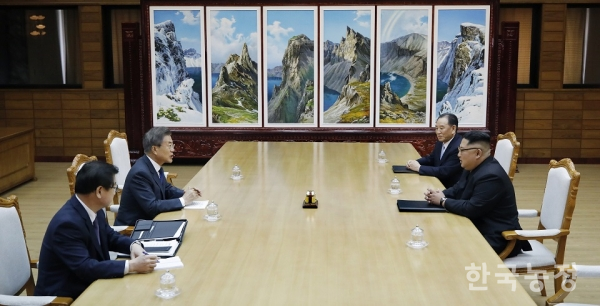 문재인 대통령과 북한 김정은 국무위원장이 지난달 26일 판문점 북측 통일각에서 제2차 남북정상회담을 열어 또 한 번 세계의 이목을 집중시켰다. 청와대 제공