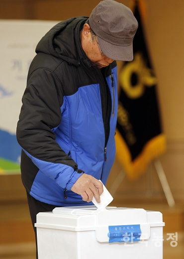 2015년 3월 경기도 김포시 신김포농협 양촌지점에 마련된 제1회 전국동시조합장선거 투표소를 찾은 한 조합원이 소중한 한 표를 행사하고 있다. 한승호 기자