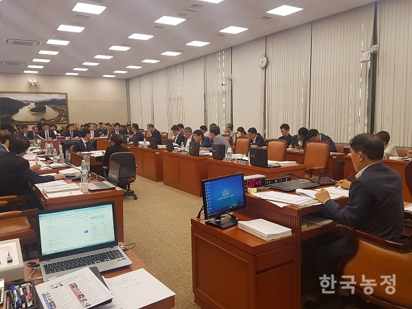 지난 24일 20대 국회 후반기 농림축산식품해양수산위원회 첫 회의가 열렸다.