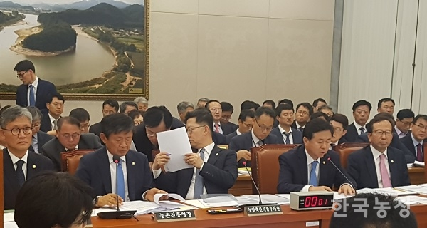의원들의 질의가 이어지는 가운데 김현수 농림축산식품부 차관이 김경규 기획조정실장과 상의하고 있다.