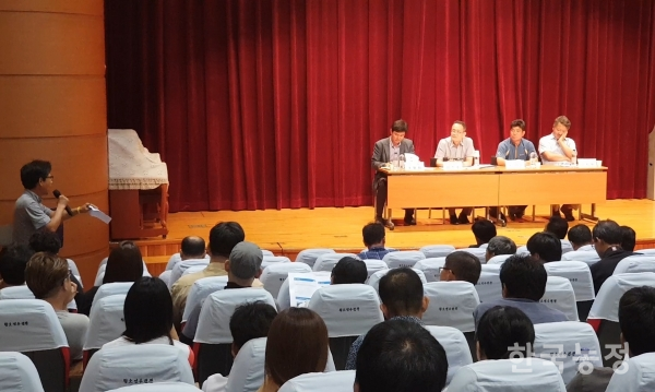 지난 20일 상주농민단체협의회 주최 ‘스마트팜이란 무엇인가’ 토론회에 참석한 김제의 한 농민이 사업에 대한 반대의견을 역설하고 있다.