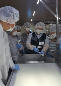 해썹인증원 심사관들이 과학화장비 활용 실습교육을 받고 있다. 한국식품안전관리인증원 제공