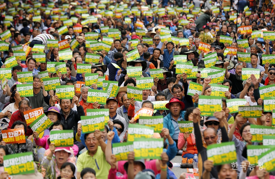 11일 오후 서울 여의도 국회 앞에서 열린 '백남기 정신계승! 문재인정부 농정규탄! 전국농민대회'에 참석한 5,000여명의 농민들이 