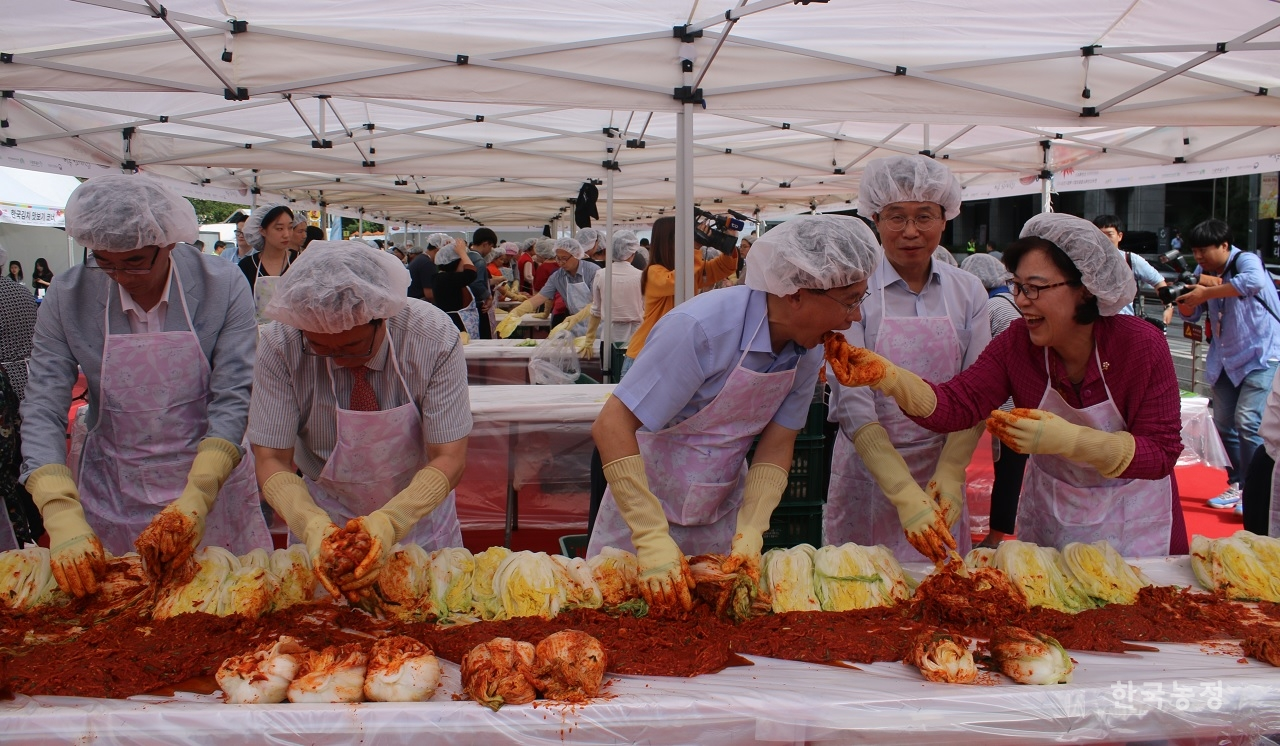 지난 13일 ‘행복나눔 김치사랑 축제’에 참석한 내빈들이 직접 담근 김치를 서로 먹여주며 즐거운 분위기를 연출하고 있다.
