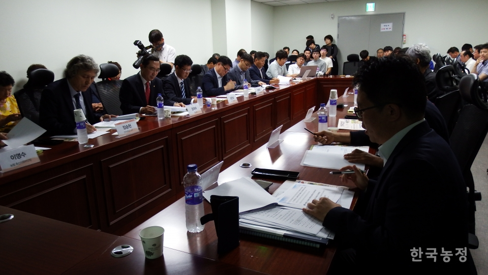 지난 14일 국회 의원회관에선 경대수 자유한국당 의원 주최로 ‘오리농가 휴지기제, 대책이 필요하다’ 좌담회가 열렸다.