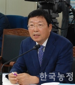 김경호 서울시농수산식품공사 신임 사장이 지난 17일 열린 서울시의회 인사청문회에서 의원들의 질의에 답변하고 있다.