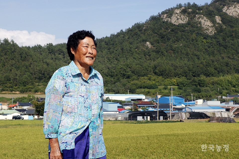 평범한 여성농민이지만 한국 근현대사의 산증인이라 할 수 있는 오분임씨가 황금빛으로 익어가는 들녘을 보며 부드러운 미소를 짓고 있다.