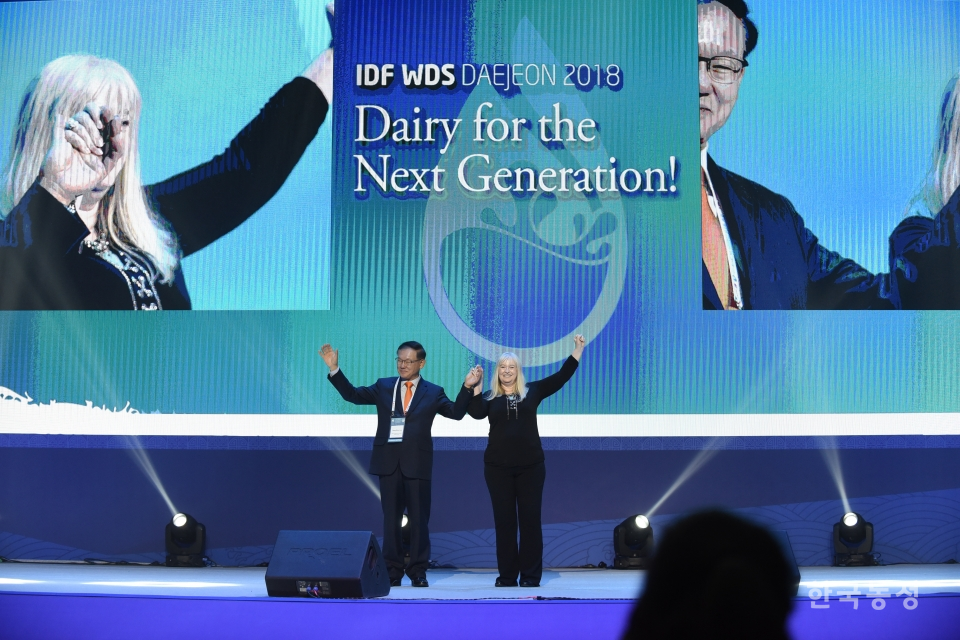 지난 15일 대전컨벤션센터에서 진행된 ‘2018 IDF 연차총회’ 개막식에서 이창범 IDF코리아 조직위원장과 주디스 브라이언스 IDF 회장이 IDF 총회 개막을 선언하고 있다.