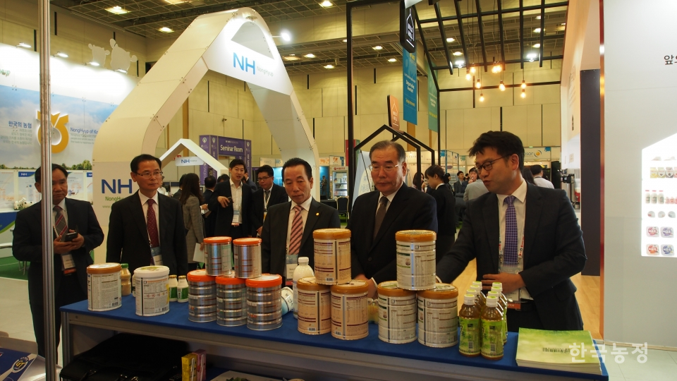 이개호 농림축산식품부 장관(왼쪽 두번째)이 IDF 연차총회에 마련된 전시관을 둘러보며 제품설명을 듣고 있다.