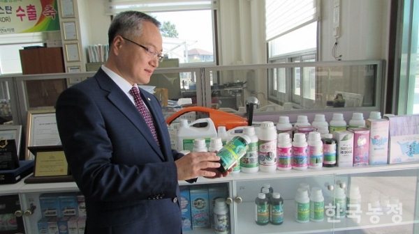 지난 24일 박매호 (주)자연과미래 대표가 자사 친환경 유기농업자재 ‘싸자바' 제품을 설명하고 있다.