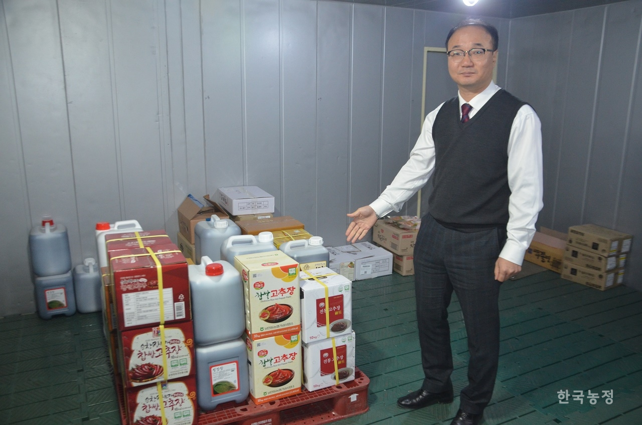 지난 21일 경기도 안양시의 한 급식공급업체 창고에서 황영묵 안양·군포·의왕 공동급식지원센터장이 지역 학교급식에 공급되는 Non-GMO 전통장류에 대해 설명하고 있다.