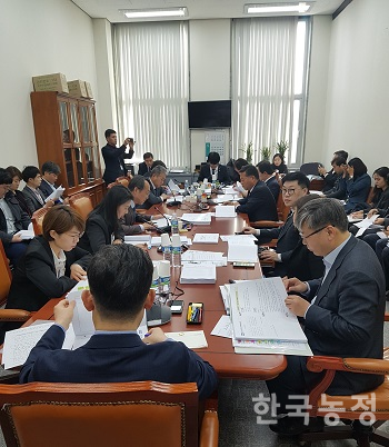 지난 5일 국회 농림축산식품해양수산위원회 법안심사소위원회가 열린 가운데 쌀 목표가격과 직불제 개편안이 함께 논의됐으나 계류됐다.