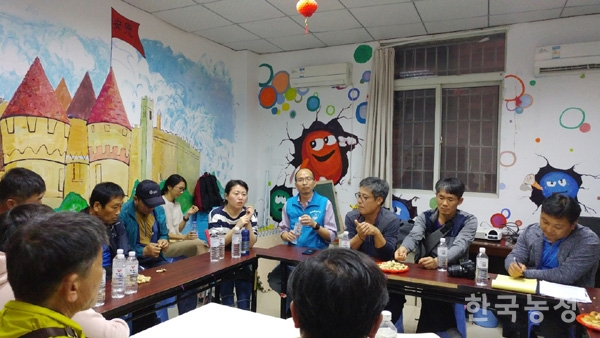 전농 충북도연맹 중국연수 참가자들이 페이티엔 마을 주민들과 간담회를 진행하고 있다.