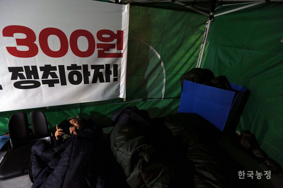 지난 10일 강원지역 농민들이 국회 앞 농성장에서 잠을 청하고 있다.