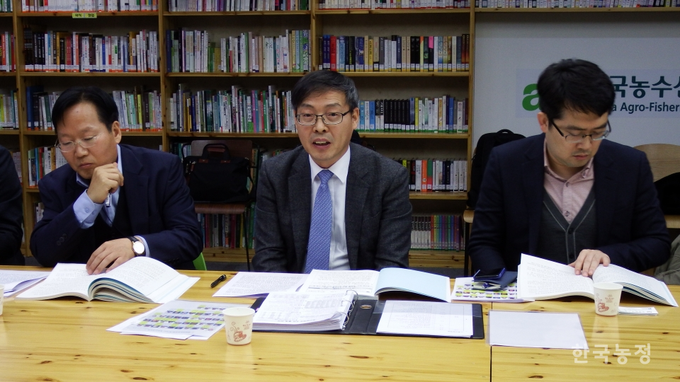 박병홍 농림축산식품부 축산정책국장(가운데)은 지난 3일 서울 aT센터에서 열린 기자간담회에 참석해 축산정책국 소관 법률의 주요 개정내용을 설명했다.
