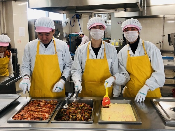 한국식품안전관리인증원 직원들이 배식 봉사활동을 하고 있다. 한국식품안전관리인증원 제공