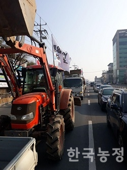 충북통일농기계운동본부 출범식 사전행사로 농민들이 트랙터 행진을 벌이고 있다.