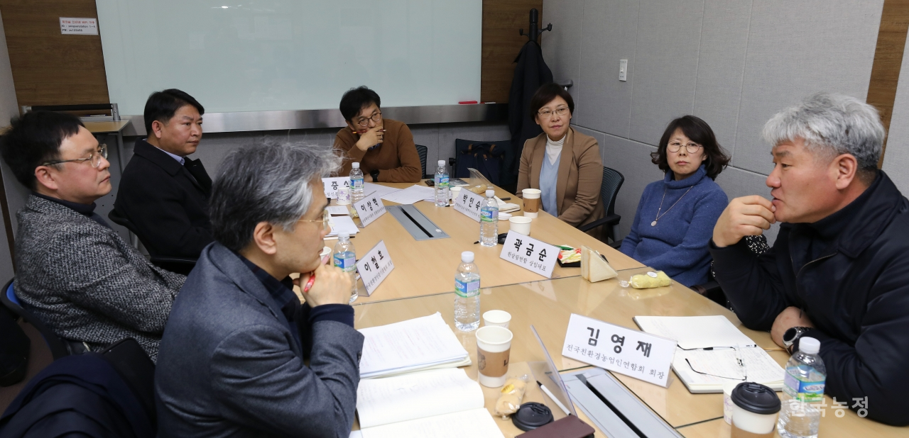 지난달 28일 서울 용산역 회의실에서 친환경농업계 관계자들이 모여 좌담회를 가졌다. 참석자들은 향후 친환경농업 정책을 생태환경 보전 중심 정책으로 만들어야 한다는 데 동의했다. 한승호 기자