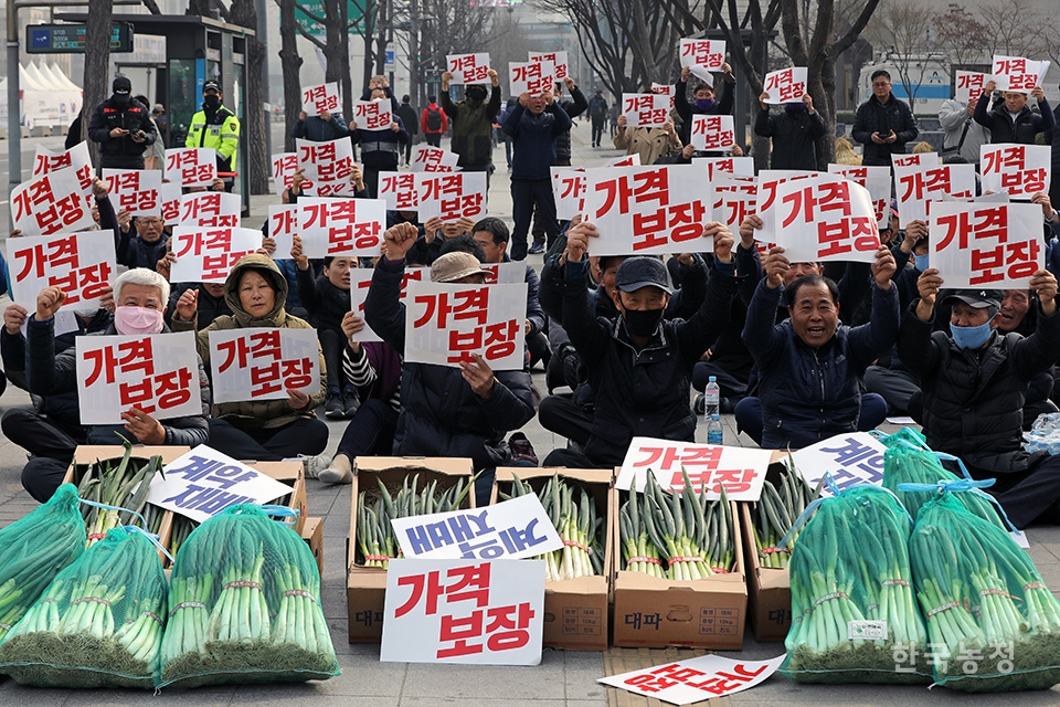 6일 오후 서울 광화문 세종로공원에서 열린 '겨울대파 가격 보장을 위한 생산자대회'에 참석한 전남지역 농민들이 '가격보장'을 요구하는 종이를 들고 구호를 외치고 있다. 한승호 기자