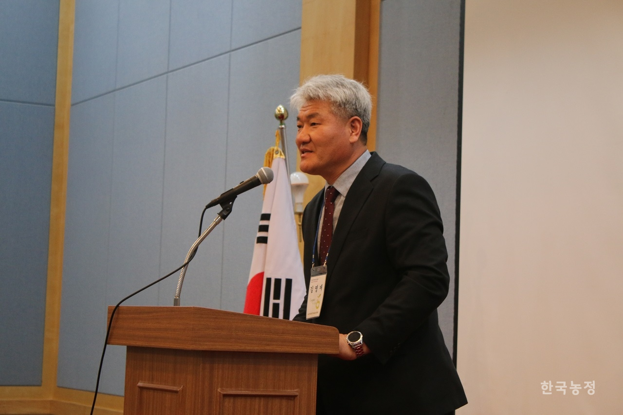 김영재 전국친환경농업인연합회 회장이 지난 5일 대전에서 열린 전국친농연 대의원대회에서 발언하고 있다.