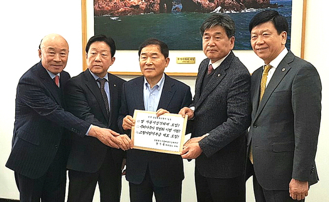 지난 15일 농협 조합장들이 황주홍 국회 농림축산식품해양수산위원장(사진 가운데)에게 대정부·국회 건의문을 전달하고 있다.