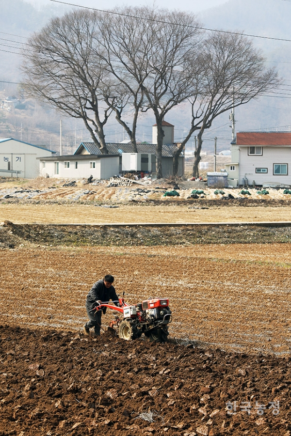 올 봄 들어 한낮의 기온이 가장 포근했던 지난 19일 충북 단양군 어상천면 심곡리 들녘에서 한 농부가 경운기로 밭을 갈고 있다.