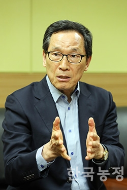 인터뷰중인 이병호 사장.