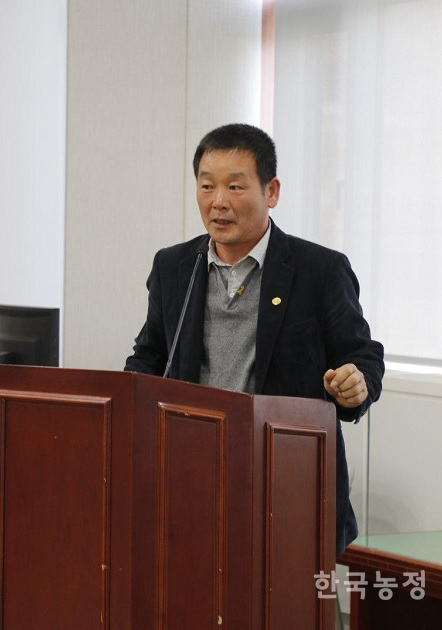 토론회를 공동주최한 권용식 전농 광주전남연맹 의장이 인사말을 하고 있다.