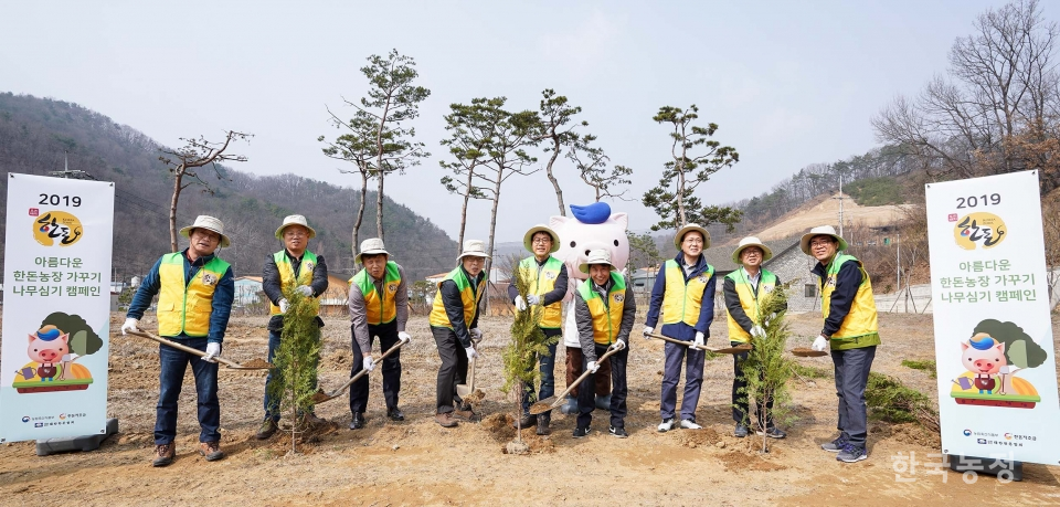 지난달 28일 충북 진천군에 위치한 국민농장에서 ‘아름다운 한돈농장 가꾸기 나무심기 캠페인'에 참가한 관계자들이 나무를 심고 있다. 한돈자조금관리위원회 제공