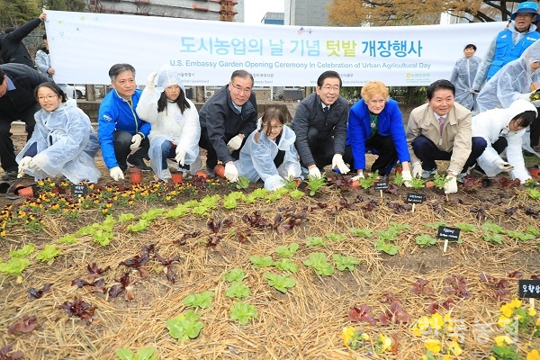 농림축산식품부(장관 이개호, 농식품부)는 10일 서울 중구 정동에 위치한 주한 미국대사관저에서 서울시, 주한 미국대사관과 공동으로 ‘2019년 도시농업의 날 기념식’을 개최했다.   농림축산식품부 제공