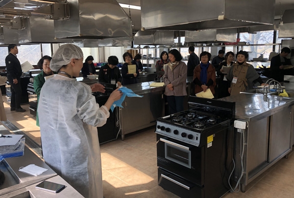 교육생들이 현장 실습을 통해 음식점 위생등급제 평가방법을 익히고 있다. 한국식품안전관리인증원 제공