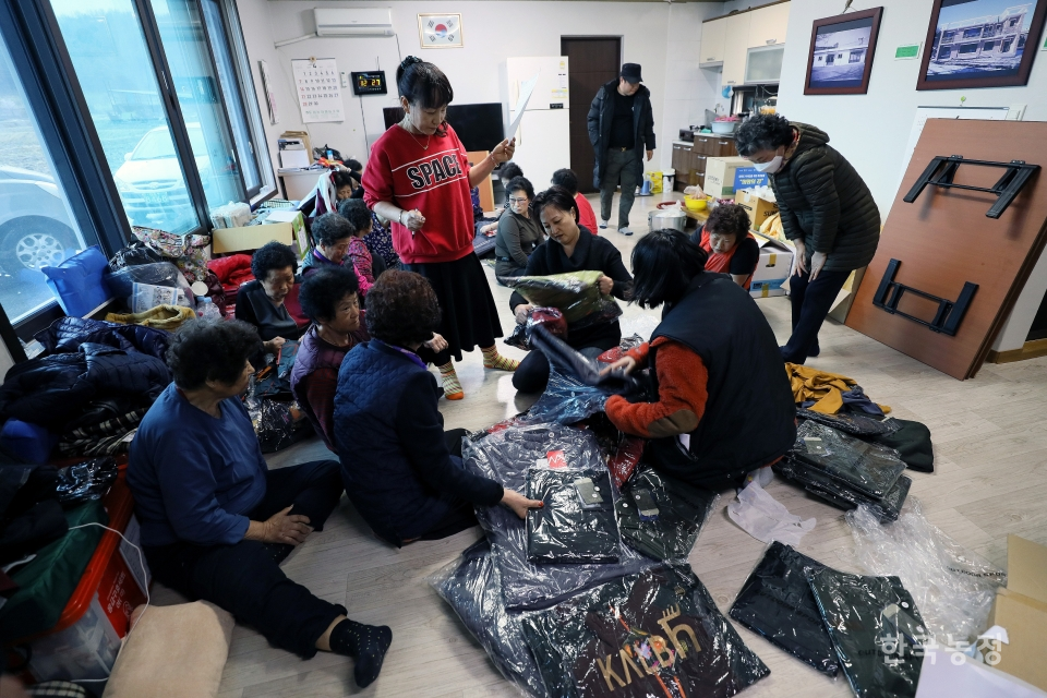 고성 산불로 피해를 입은 주민들이 지난 10일 원암리 마을회관에 모여 구호물자를 지급받고 있다. 한승호 기자