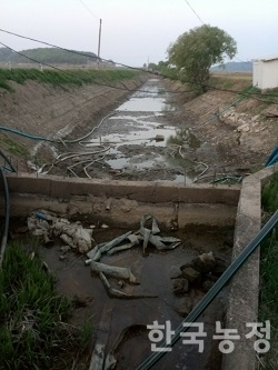 가뭄으로 말라가는 철원군 동송읍의 한 수로.