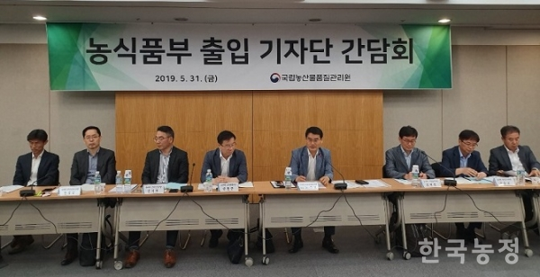 국립농산물품질관리원은 지난달 31일 서울 양재 aT센터에서 기자간담회를 열고, PLS 추진 경과 등을 전했다.