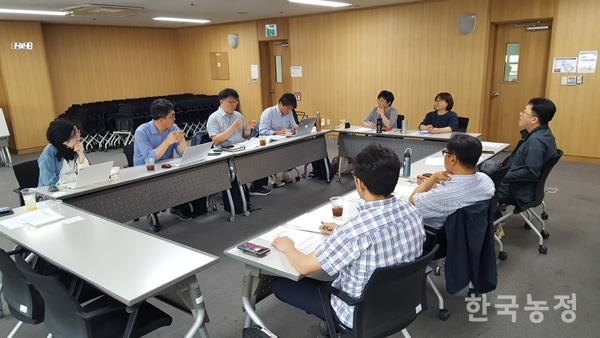 지난 11일 먹거리 관련 농민·시민단체 실무자들이 서울여성플라자에서 농식품부 지역 푸드플랜 구축사업의 문제점과 대응방안에 대해 논의하고 있다.