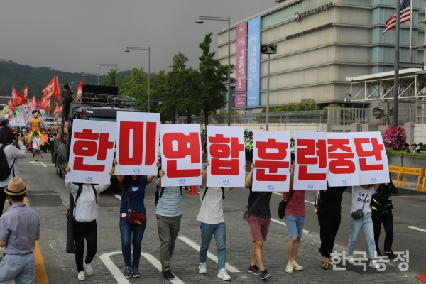 지난 15일 6.15공동선언실천 남측위원회가 주최한 민족자주대회의 참가자들이 미 대사관 앞을 행진하고 있다.