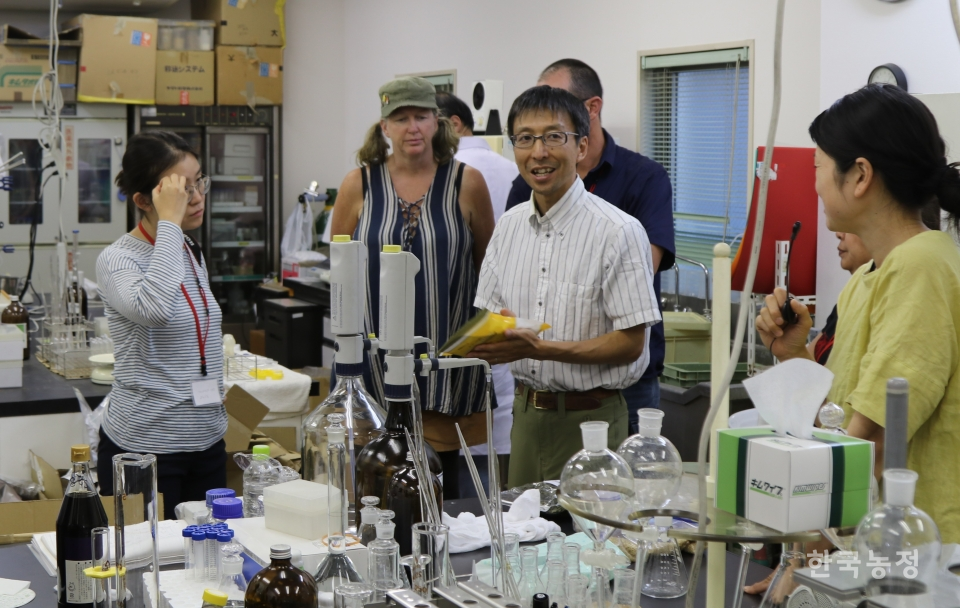 지난달 24일 일본 도쿄 이타바시구에 위치한 노민렌 식품분석센터에서 스미토 핫타 소장이 화학성분이 검출된 수입밀가루 제품을 들고 센터에 대해 설명하고 있다.
