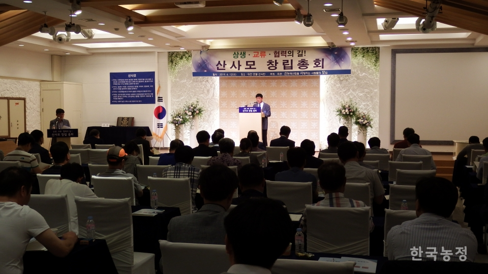 산란계를 사랑하는 모임은 지난 12일 대전시에서 창립총회를 열고 송복근 무궁화농장 대표를 초대 회장으로 추대했다.