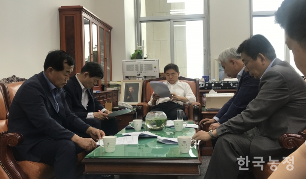 축산관련단체협의회는 지난 19일 황주홍 국회 농해수위원장을 찾아 축산 현안의 해결을 당부했다.