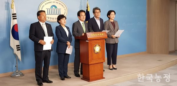 김종회 의원 등 민주평화당 의원 6명은 지난 17일 국회 정론관에서 경북지역 의원들이 발의한 한농대 설치법 개정안이 전북혁신도시(전주)를 고사시킨다며 법안의 즉각적인 철회를 촉구했다.