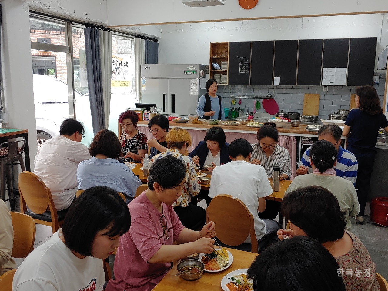 지난 18일 환경정의 주최 ‘마을부엌을 통한 도농연대' 행사 참가자들이 서울 관악구에 위치한 마을부엌 ‘어울림'에서 점심식사를 하고 있다. ‘어울림'은 관악주민연대에서 운영한다.